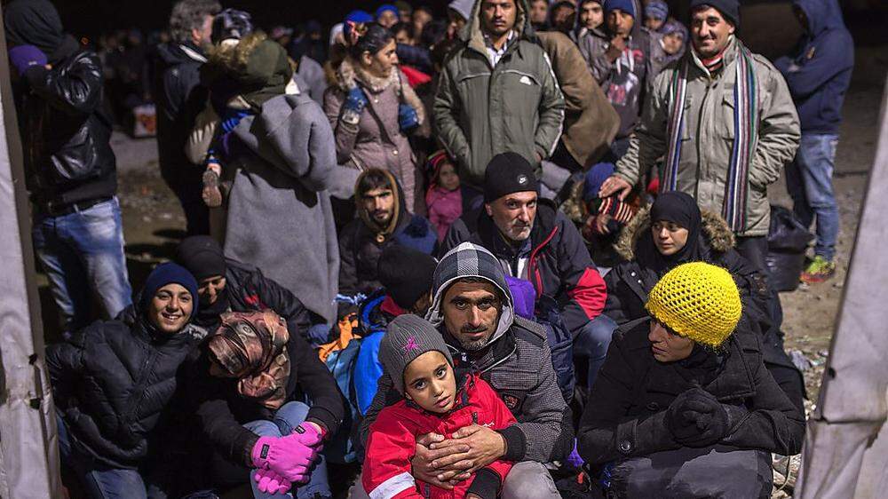 Flüchtlinge warten an der mazedonischen Grenze auf Einlass