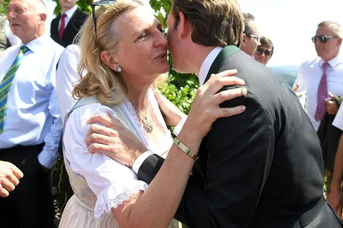 Von Kanzler Sebastian Kurz gibt es für die Außenministerin ein Küsschen und...