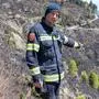 Feuerwehrmann Johannes Winkler zeigt auf jene Stelle, wo der Waldbrand ausgebrochen ist | Feuerwehrmann Johannes Winkler zeigt auf jene Stelle, wo der Waldbrand ausgebrochen ist