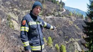 Feuerwehrmann Johannes Winkler zeigt auf jene Stelle, wo der Waldbrand ausgebrochen ist | Feuerwehrmann Johannes Winkler zeigt auf jene Stelle, wo der Waldbrand ausgebrochen ist