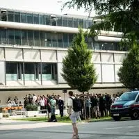 Trauer vor der List-Halle unweit des Tatorts