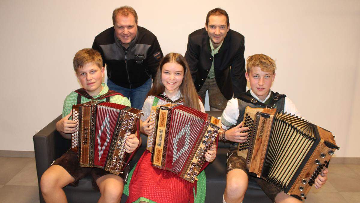 Julian Posch, Anna Köberl und Andreas Straßegger mit ihren Lehrern Karl Berger und Gregor Lang