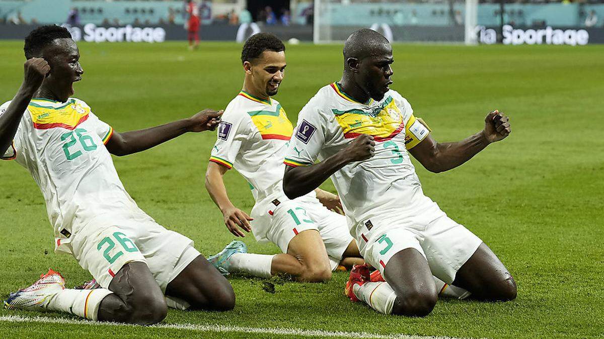 Senegal jubelt nach dem 2:1 durch Koulibaly (rechts)