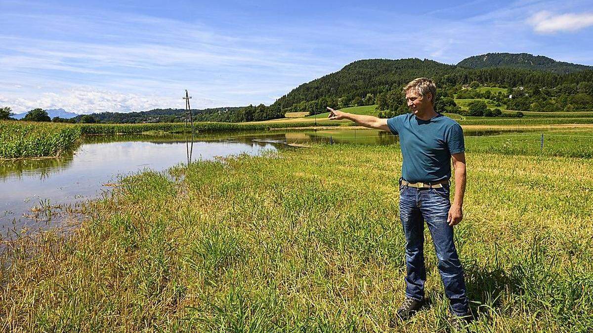 Die Böden von Biobauer Josef Aberger stehen unter Wasser. Geringe Ernte und ausgeschwemmte Böden werden zum Problem