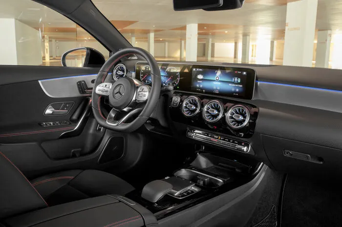 Wie wir es schon von der Hatchback-Version kennen, steht das optionale Widescreen-Display mit zwei 10,25-Zoll-Displays im Cockpit frei und wird flankiert von feschen Lüftungsdüsen in Turbinenoptik. Optional stehen 64 Farben bei der Ambientebeleuchtung zur Verfügung.