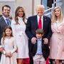 Donald Trump mit seiner dritten Frau Melania und seinen Kindern Tiffany, Donald Jr., Ivanka und Eric (von links) und den Enkelkindern Kai Madison und Donald III im April 2016 