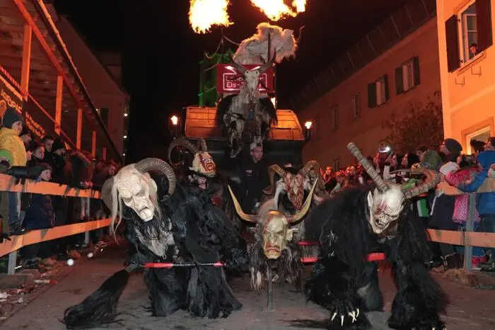 Den Höhepunkt des Abends setzten die Lokalmatadoren der "Lembacher Eisteifln". Zum Abschluss des Perchtenlaufes begeisterten sie mit einer großen Kutsche und vielen Trommlern.