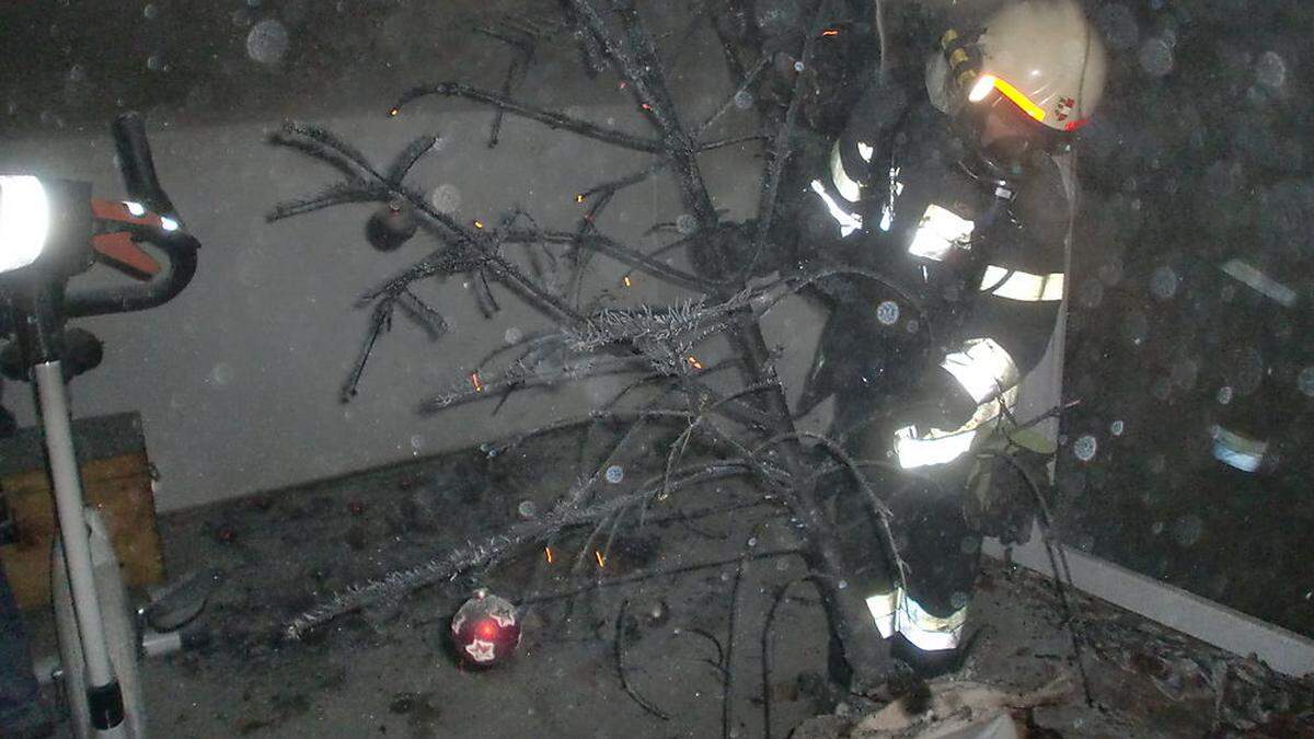 FF-Mitarbeiter beseitigen die Gefahr des brennenden Christbaumes endgültig