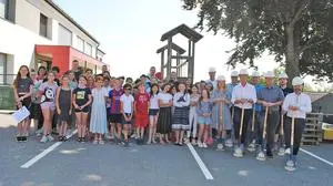 Die Kinder der Volksschule Hofstätten an der Raab freuen sich schon auf die neuen Räumlichkeiten – hier im Bild mit den Verantwortungsträgerinnen und -trägern des Bauprojekts