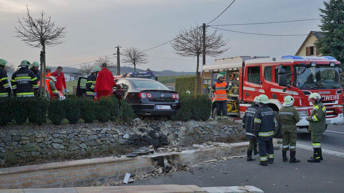 Das Unfallauto landete im Vorgarten eines Hauses in der Südoststeiermark