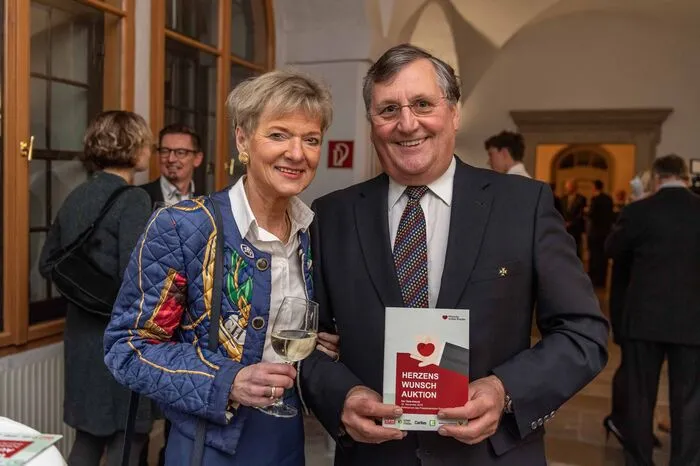 Die ehemaligen Landhauskeller-Wirte Doris und Günther Huber ließen sich selbst versteigern - beziehungsweise einen Abend bei ihnen zuhause, bei dem man ihre legendäre Gastfreundschaft genießen kann.