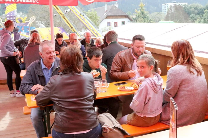 Übrigens: Unter den 200 Gästen auf der Dachterrasse gesichtet wurden am Wochenende unter anderen Werbeprofi Karlheinz Thaller, „Prechtlhof“-Wirt Leopold „Poldi“ Krassnitzer, die Raika St. Veit-Vorstände Franz Maier und Daniel Gradenegger sowie die Unternehmer Fabian Gasser, Gert Puck und Wolfgang Freithofnig.