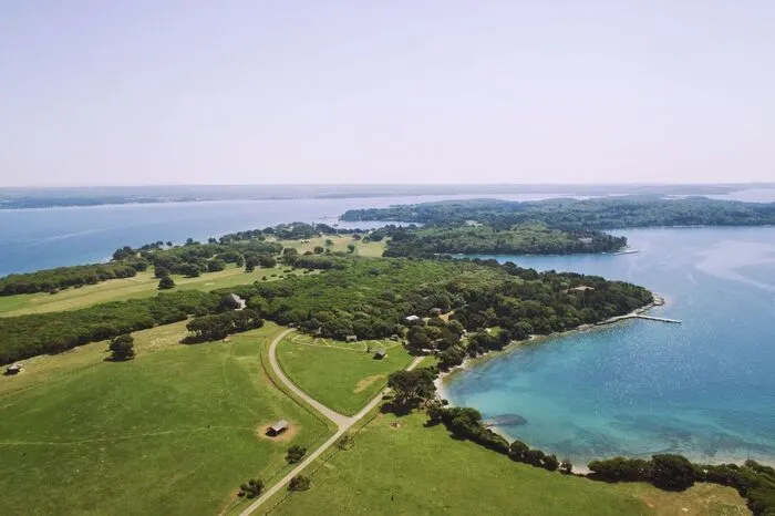 Brijuni Nationalpark. Der Nachmittag bietet sich für einen Ausflug zum Brijuni Nationalpark an. Dieser setzt sich aus 14 Inseln zusammen, die während einer Bootstour mit Start in Fažana erkundet werden können. Der Park ist ein wahrer Schatz der Natur.Zum Zeitvertreib kann in der Gesellschaft von Hirschen, Mufflons, Hasen und Pfauen auf dem seit 1922 bestehenden Platz in Brijuni Golf gespielt werden. Ein letztes Abendessen auf kroatischem Boden ist in einem der vielen Restaurants möglich.