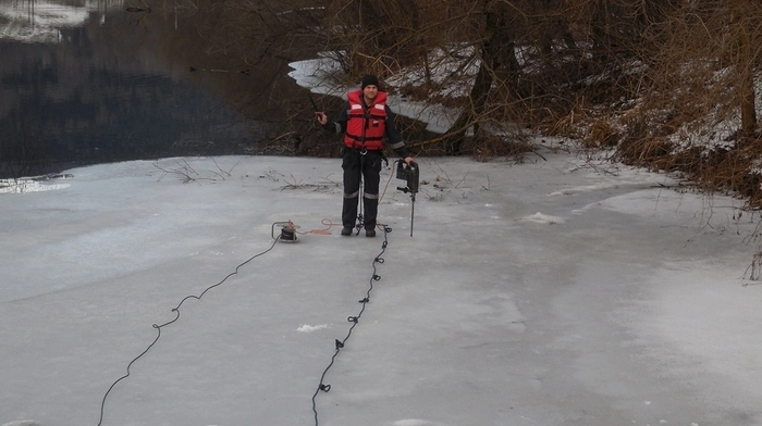Übungsannahme: Ein Spaziergänger, gemimt von einem Taucher der FF Leoben-Stadt, ist auf dem dünnen Eis der Mur eingebrochen und konnte sich nicht mehr selbst befreien. Die Wassertemperatur lag bei nur drei Grad. Die schwierige Übung konnte erfolgreich beendet werden.