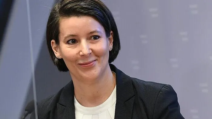 Mit der Allgemeinmedizinerin Katharina Reich gibt es nun wieder einen "Chief Medical Officer", was dem früheren Generaldirektor für die öffentliche Gesundheit entspricht. Reich übernimmt die neue Sektion VII. Die 42-jährige Medizinerin hat Erfahrung in Krankenhausmanagement und -hygiene. Nach dem Medizinstudium begann sie bei den Barmherzigen Brüdern, war dort für Krankenhaushygiene und klinisches Risikomanagement zuständig und fungierte von 2013 bis 2018 als ärztliche Direktorin des Spitals in Wien. Dann wechselte sie zum Wiener Gesundheitsverbund in die Klinik Hietzing, wo sie stellvertretende ärztliche Direktorin war und im Krisenstab angesichts der Coronapandemie zuletzt die Einsatzleitung innehatte.