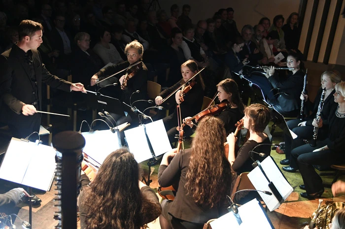 Das Besondere der musikalischen Erzählung um die "Hutterer": Schauspiel und Musik haben den gleichen Stellenwert. Marian Kittner komponierte eigens sechs Musikstücke, die sowohl hutterische Motive als auch ein ein Kärntnerlied und moderne Musik beinhalten.