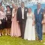 Das Brautpaar mit der Tochter des Bräutigams Sarah (13), Eltern, Schwiegereltern und Oma Anni Moser