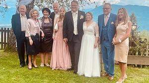 Das Brautpaar mit der Tochter des Bräutigams Sarah (13), Eltern, Schwiegereltern und Oma Anni Moser
