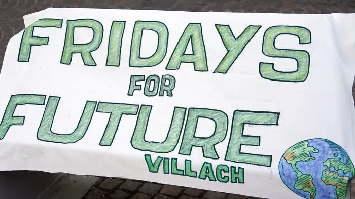Hunderte Schüler gingen am heutigen Freitag in Villach für den Klimaschutz auf die Straße. Der Zug führte durch die Innenstadt. 