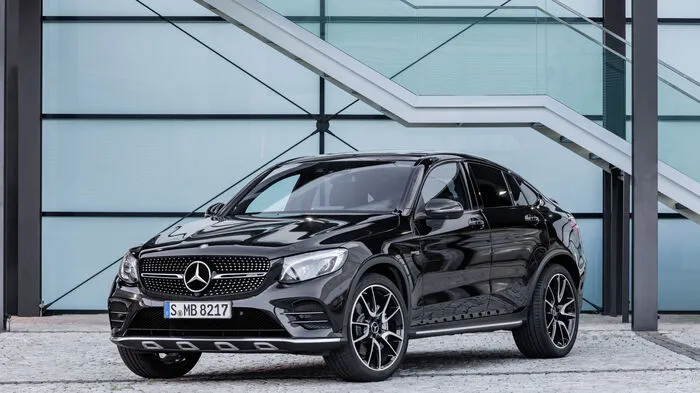 Die Kollegen aus Affalterbach haben sich das nächste SUV aus Stuttgart gekrallt, um ihm Beine zu machen. Im GLC 43 4Matic Coupé sorgt der wohlbekannte 367 PS starke 3-Liter-V6-Biturbomotor für den nötigen Dampf. Er liefert ein maximales Drehmoment von 520 Newtonmetern. Den Sprint aus dem Stand auf Tempo 100 km/h absolviert es in 4,9 Sekunden, die Geschwindigkeit wird bei 250 km/h elektronisch abgeregelt.