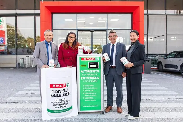 Spar-Chef Bacher, Landesreferentin Schaar, Interspar-Chef Christian Prettner, Wimmer (E&P UCO-Recycling)