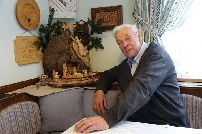 Ernst Zwanziger mit seiner ersten selbst hergestellten Krippe