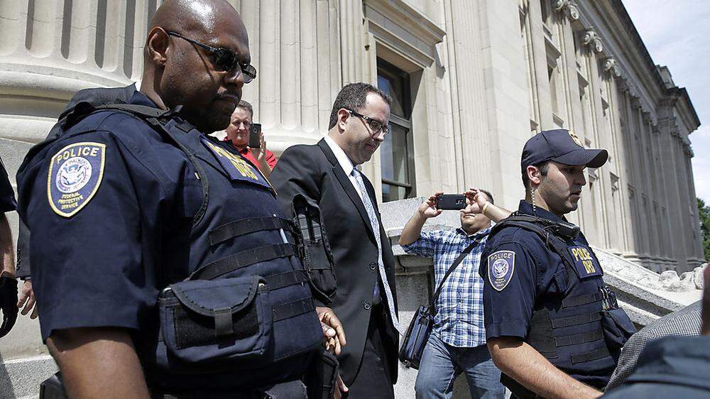 Jared Fogle wird von Polizisten zu einer Anhörung im Gericht begleitet