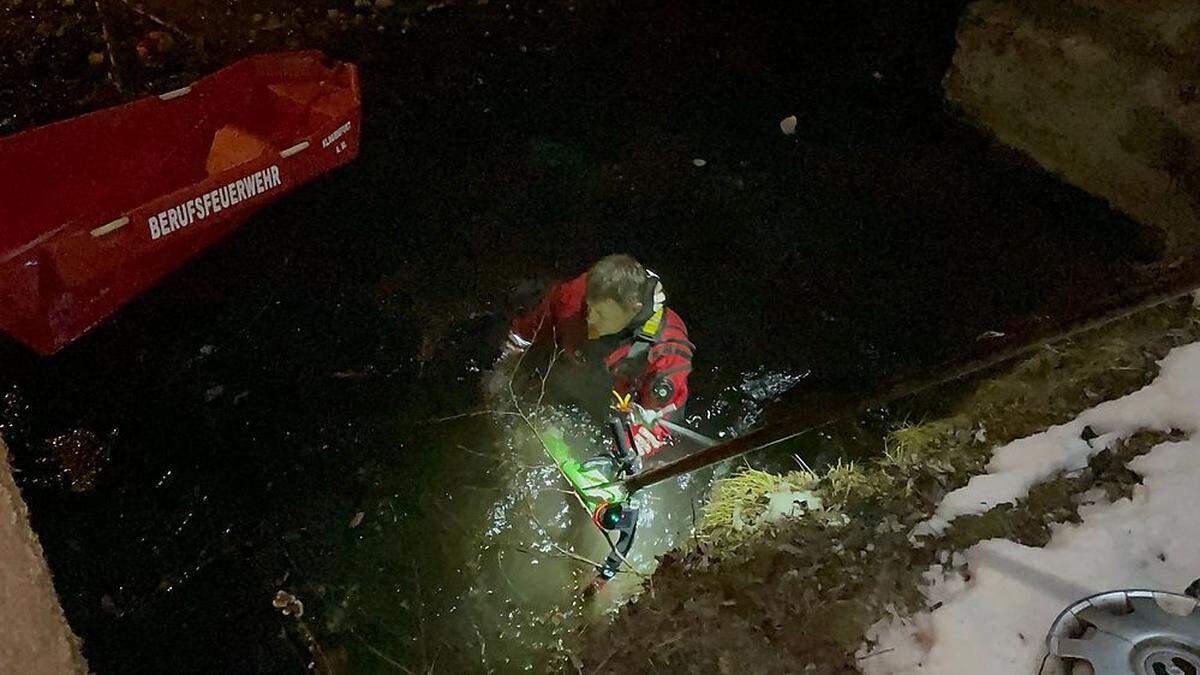 Ein Einsatztaucher musste den Scooter aus der Lend bergen.