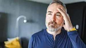 Älterer Mann mit Sorgenfalten im Gesicht