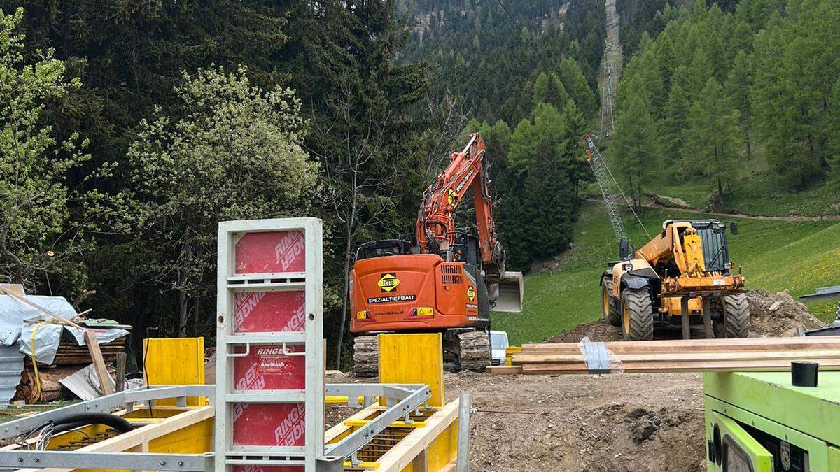 Neue Fundamente für die Stützen werden gesetzt