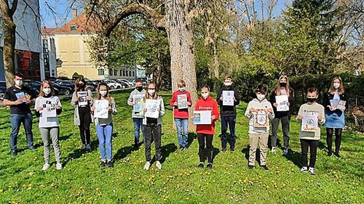 Eine Gruppe der Feldbacher MS-Schüler mit Klassenvorstand Roland Gutmann (r.) und Julia Eibenberger (l.)