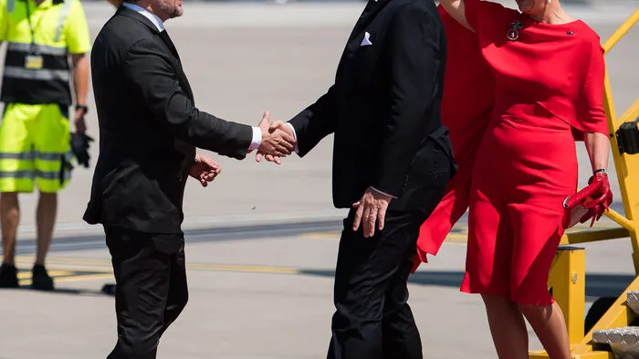 Außenminister Alexander Schallenberg begrüßt König Willem-Alexander und dessen Gattin Máxima am Flughafen in Wien