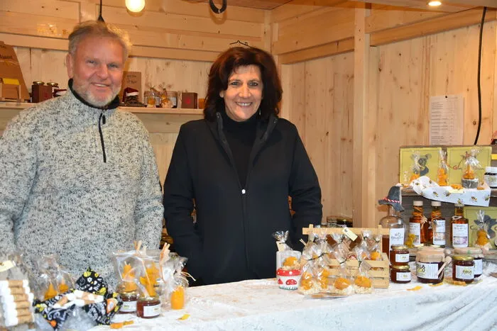 Handwerker bieten ihre Produkte an.
