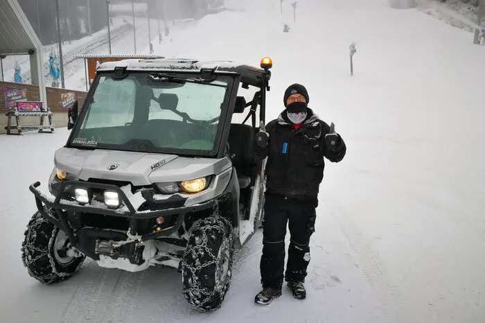 Die Fahrzeuge werden mit Schneeketten ausgerüstet.