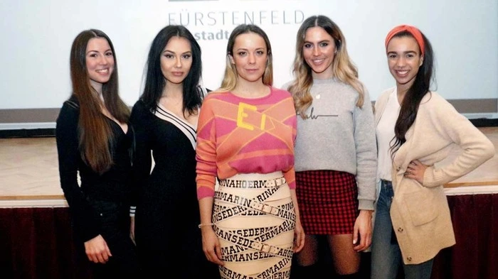 Eben noch kürte Marina Hoermanseder als Jurymitglied von "Austria´s Next Topmodel" Nachwuchsmodels.