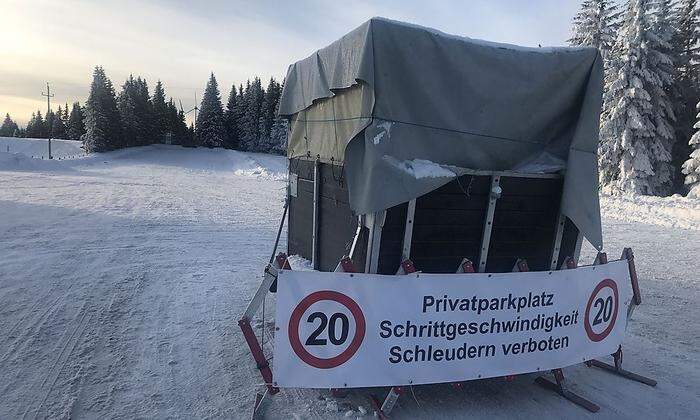 Gauss hat am Parkplatz bereits Warnschilder aufgestellt