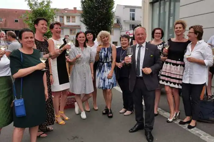 Angestoßen wird bei der ÖVP in Feldbach. Bürgermeister Josef Ober holte mit der Partei die Zweidrittelmehrheit.