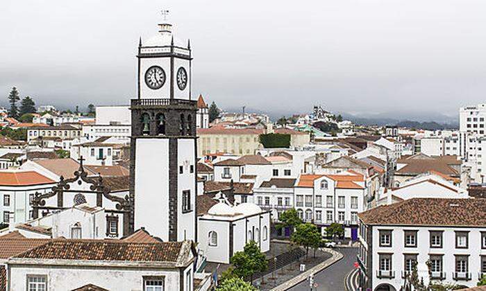 Ponta Delgada (deutsch: Schmale Spitze) ist die Hauptstadt der Azoren und liegt auf der Haupt- insel São Miguel. Dort leben rund 140.000 Menschen 