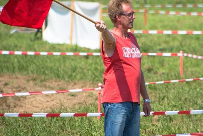 Der Hofstättner Bürgermeister Werner Höfler schwenkte die Fahne zum Start des seit 13 Jahren wiederkehrenden Events.