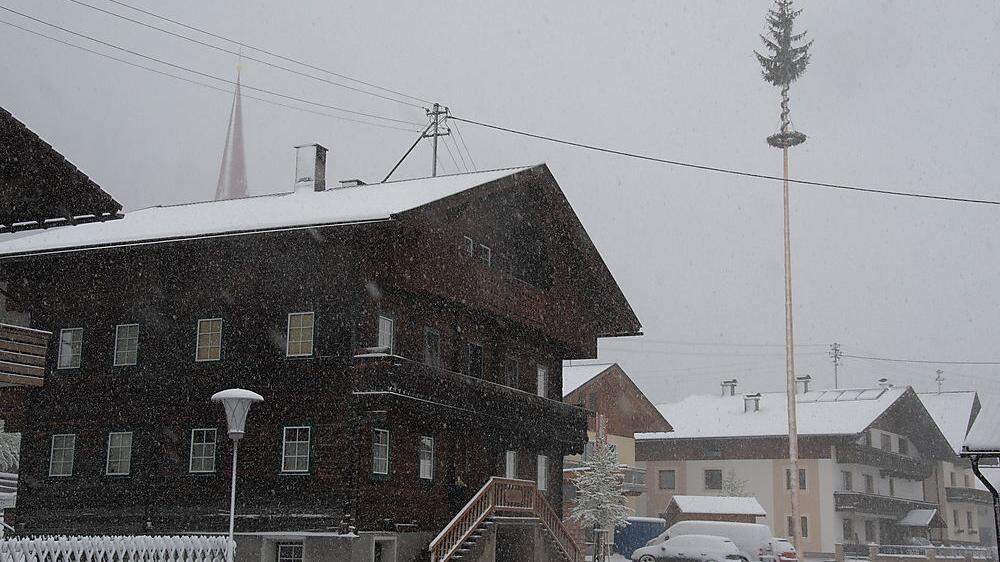 Maibaum im Schnee: Auch in St. Lorenzen im Lesachtal schneit es