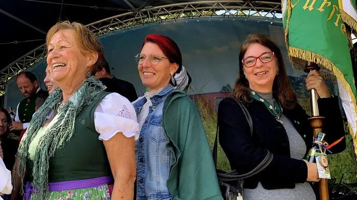 In einem feierlichen Festakt auf der Kürbisfestbühne übergab Vizebürgermeister Roland Gogg symbolisch den Rathausschlüssel an das diesjährige Prinzenpaar Prinzessin Anna I und Prinz Jonas I aus der Partnergemeinde Großsteinbach.