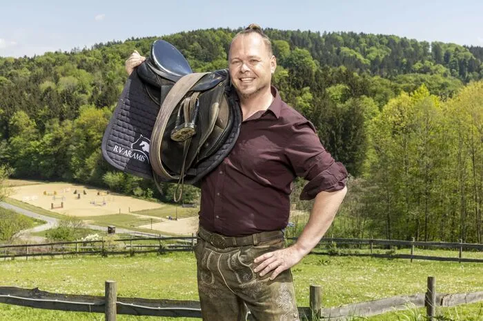 Markus, 42 Jahre, Bezirk Südoststeiermark. Das Herz des Südsteirers schlägt für Pferde. Er reitet gelegentlich sogar bei Turnieren mit. Markus macht für sein Leben gern Musik und singt in einer Band. Er ist impulsiv, spontan und neigt zu Verrücktheiten - "ein lebendiger Kerl", wie er sich selbst beschreibt. Seine zukünftige Herzensdame sollte nicht arrogant oder eifersüchtig sein, und ein sehr großes Herz für Tiere haben. Einen Malediven Urlaub für die Seele oder einen New-York-Ausflug für das Auge stehen auf alle Fälle auf der To-Do-List des 42-Jährigen.