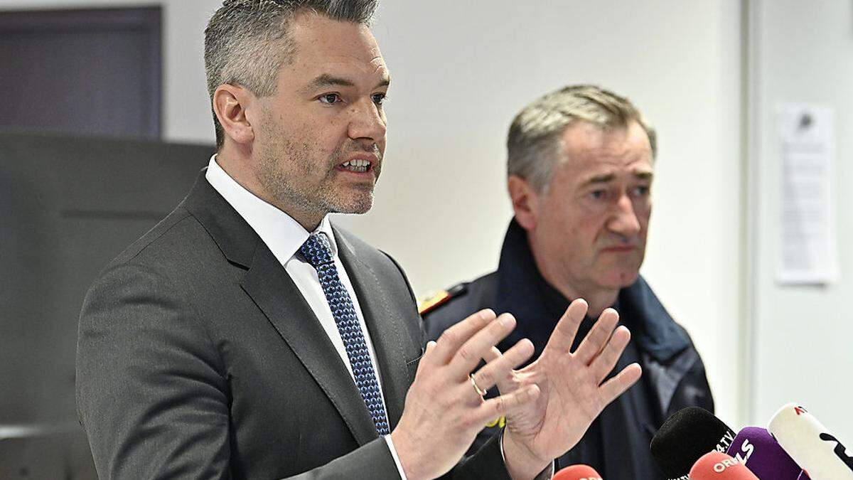 Innenminister Karl Nehammer (ÖVP) und Franz Lang, als Generaldirektor für öffentliche Sicherheit Leiter des Einsatzstabes.