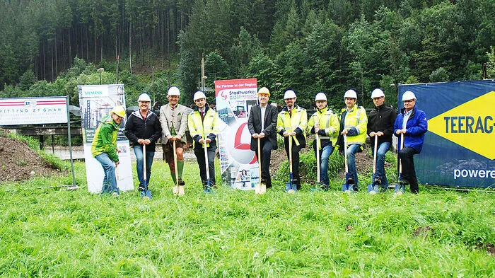 Vertreter von Stadtwerke, Stadt und Firmen beim Spatenstich