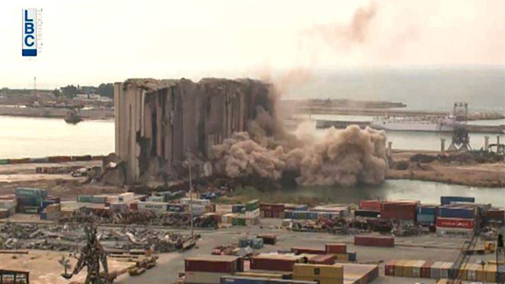 Zwei Wochen lang brannte im Hafen ein bei der Explosion vor zwei Jahren schwer beschädigter Getreidesilo. Anfang der Woche stürzte das Weizenlager ein. 