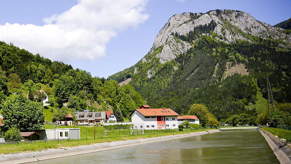 Im Hintergrund: Eine der besagten Holzbrücken aus dem Jahr 1931