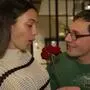 Der unerfahrene Andreas übergibt seiner „Herzensdame“ Vanessa eine Rose