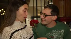 Der unerfahrene Andreas übergibt seiner „Herzensdame“ Vanessa eine Rose