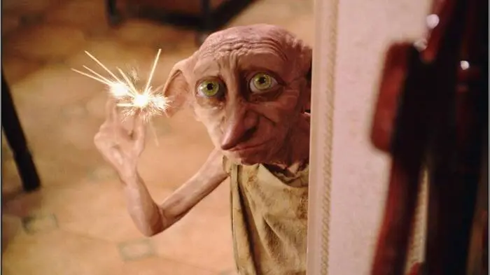 Hauself Dobby schnippt mit den Fingern, dabei sprühen Funken.