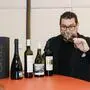Wein-Importeur Alexander Andreadis verkostet Stings „Message in a bottle“.